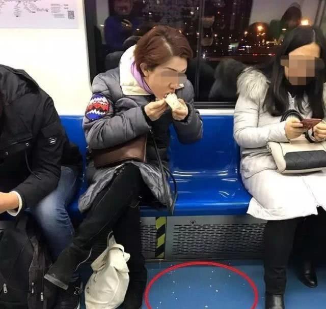 上海地铁女吃凤爪事件(上海地铁站可以吃东西吗)