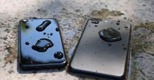 苹果手机进水怎么办最快最有效(iphone进水处理方法)