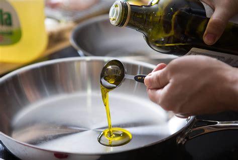 橄榄油可以炒菜吗(食用橄榄油可以护肤的正确方法)