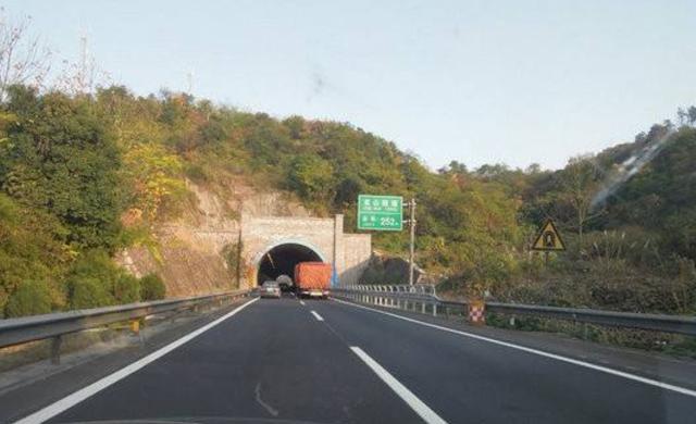 公路隧道最长的是哪个(中国高速最长的隧道在哪里)