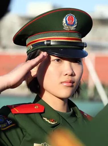 红色肩章是什么兵(中国部队军衔等级肩章图片)