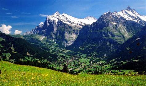 阿尔卑斯山脉横跨哪几个国家(瑞士在阿尔卑斯山山脉的哪个位置)