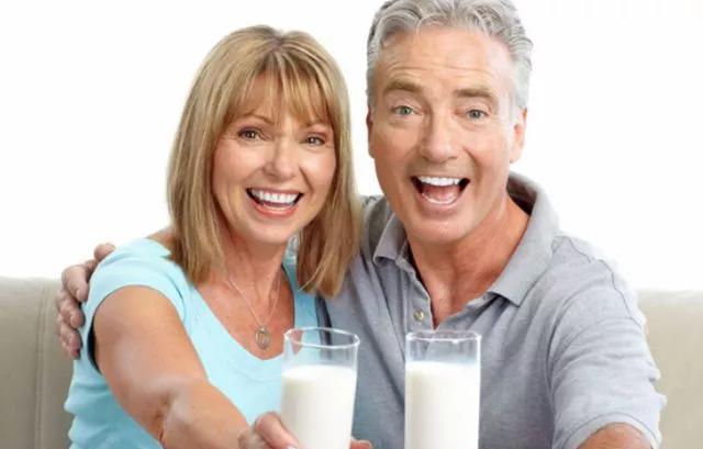 每天喝多少牛奶合适(多喝牛奶的人好吗)