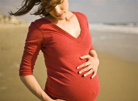 孕妇尿检细菌高是什么原因引起的(孕妇尿培养有细菌对胎儿有影响吗)