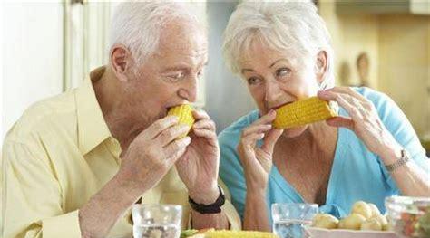 老年人吃什么营养品对身体好(80岁老人补充营养吃什么最好)