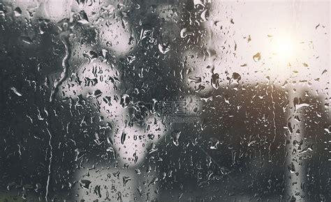 窗外的雨滴一点点清晰是什么歌(窗外的雨滴一点点累积)