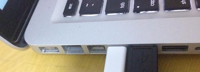 苹果电脑投屏到投影仪怎么设置(苹果macbook连接投影仪,电脑屏幕操作不了)